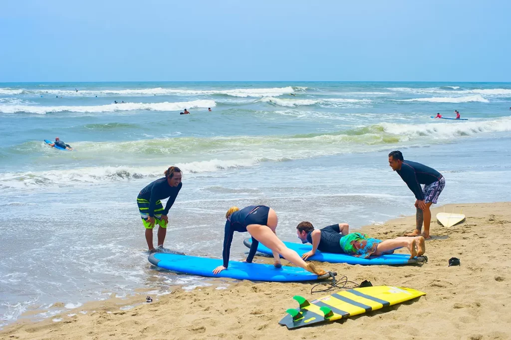 Instructeurs de surf et &eacute;l&egrave;ves sur la plage &agrave; Bali
