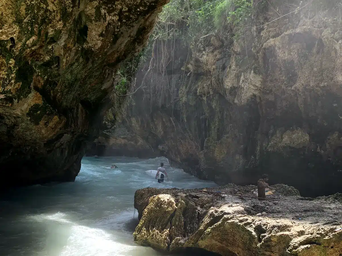 uluwatu-bali-entree-grotte