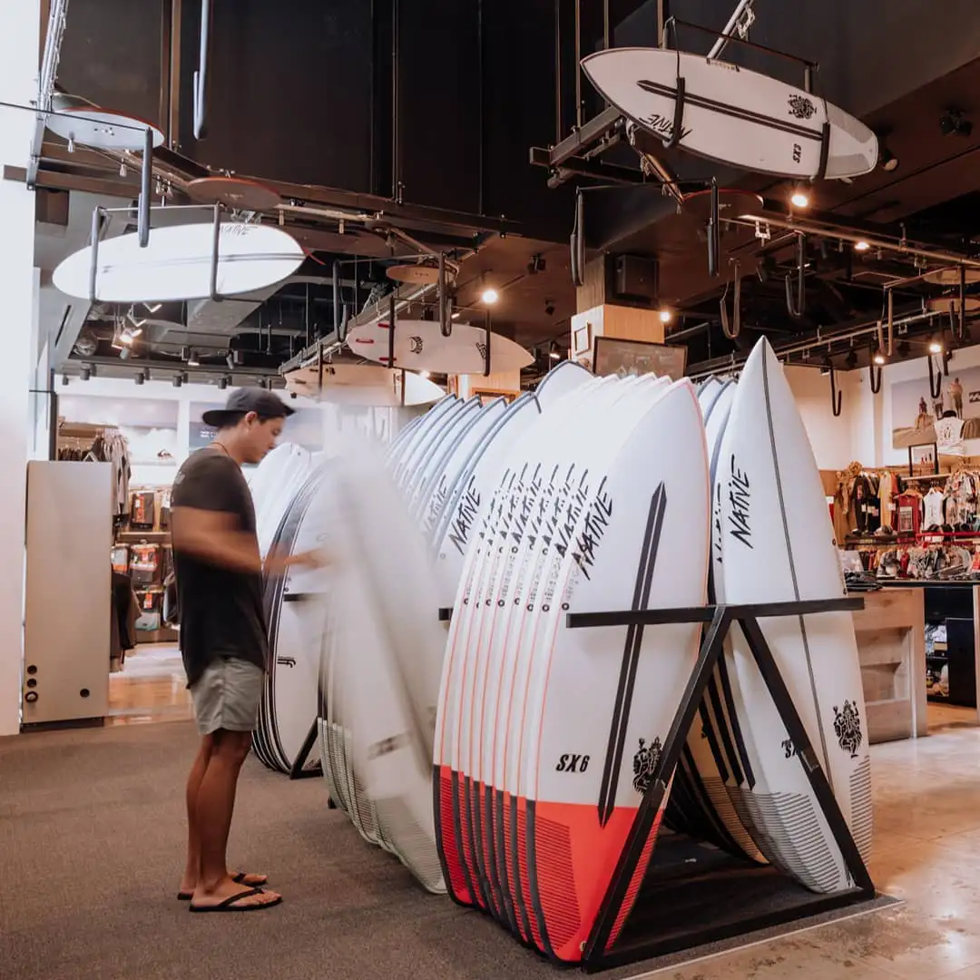Avoir l'embarras du choix dans un des nombreux surfshops de Bali Avoir l'embarras du choix dans un des nombreux surfshops de Bali