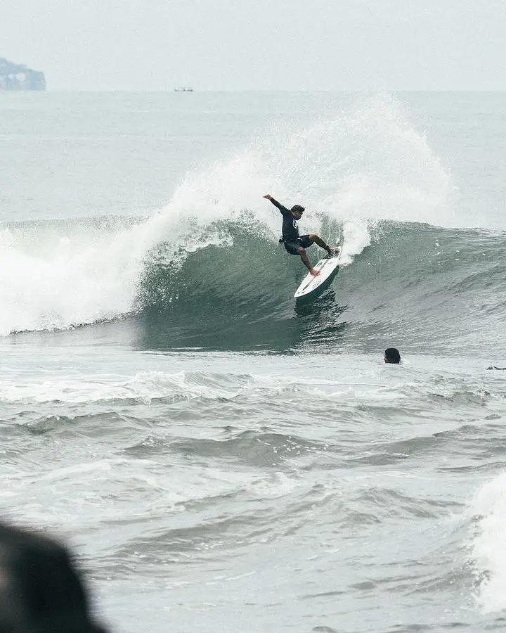 A Bali, mieux vaut une planche bien litrée et pas trop petite pour pouvoir profiter des vagues. Quelle planche de surf pour Bali ?