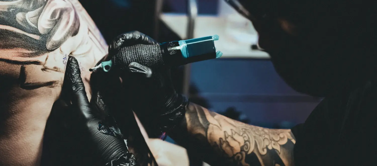 Session de tatouage au salon Lengkong Tattoo à Bali​