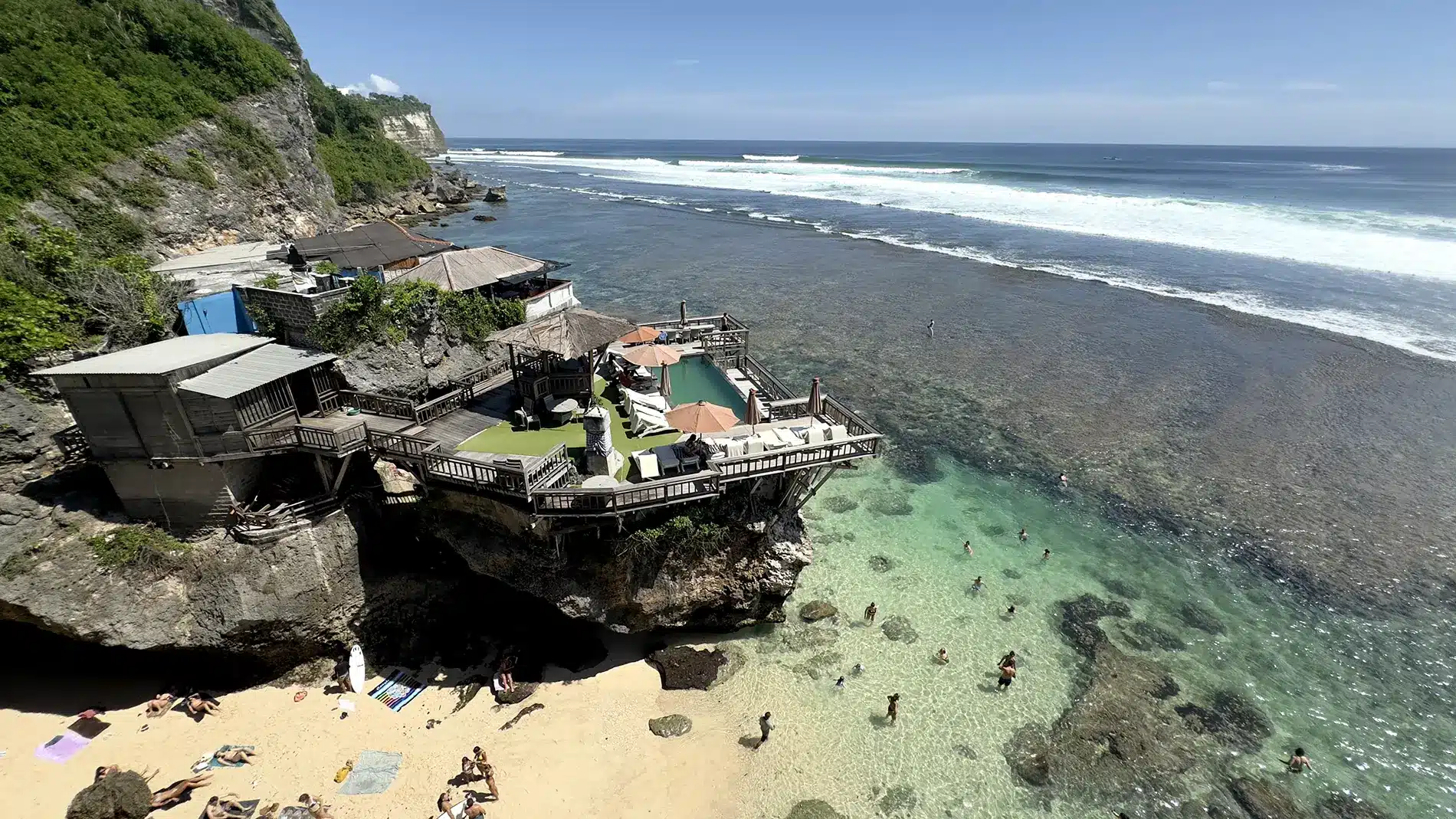 suluban-beach-uluwatu-spot-surf-bali