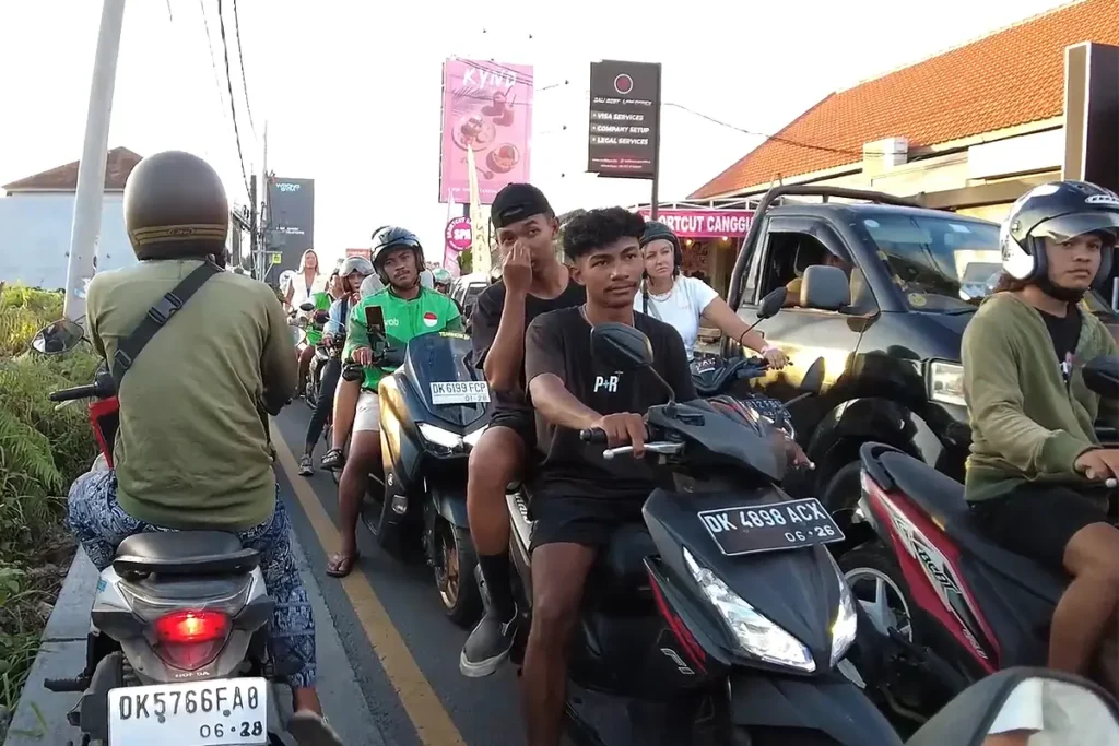 Trafic routier en scooter à Bali, embouteillages et gaz d'échappement...