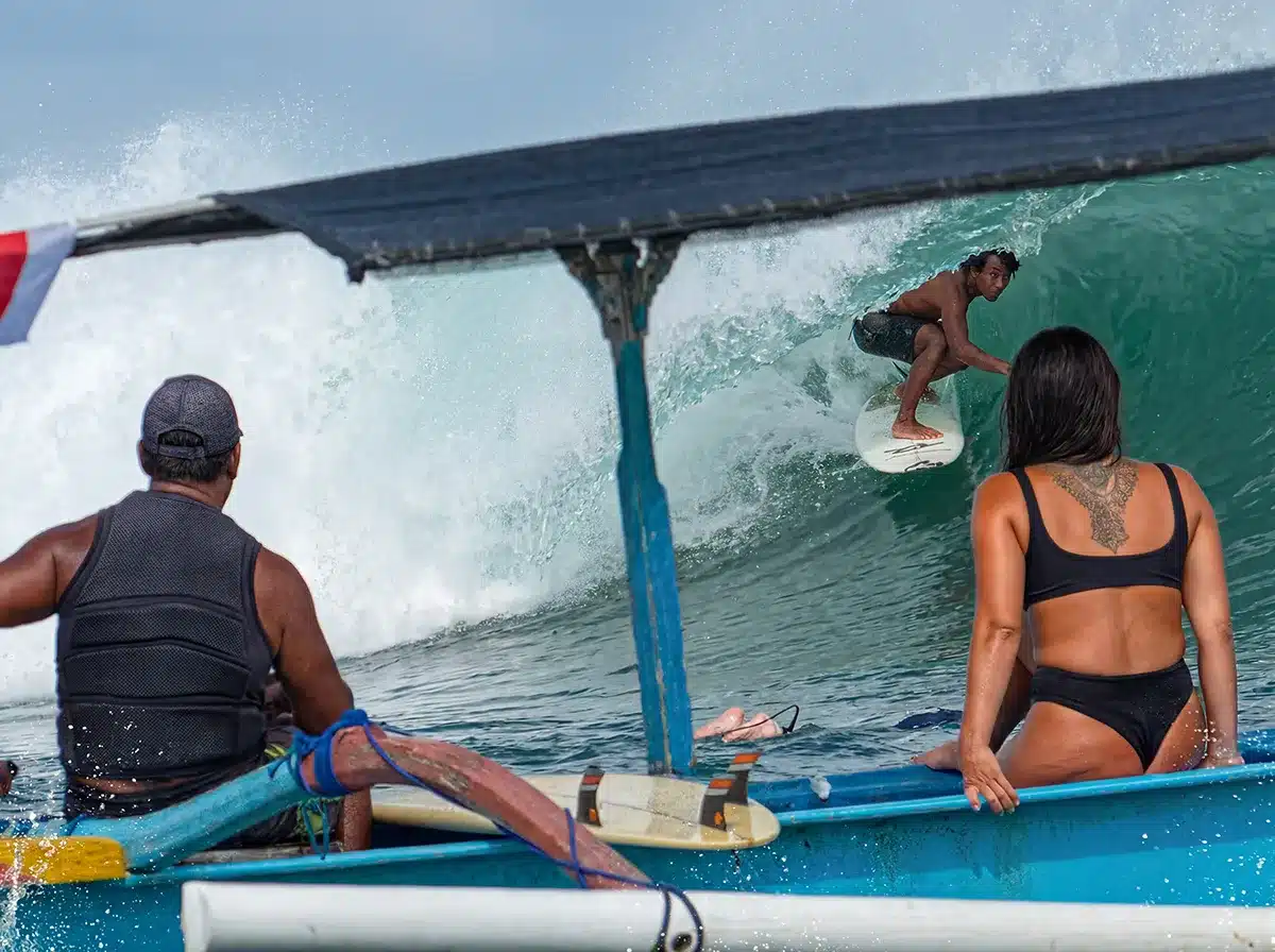 Surfer local de Kuta reef qui prend un tube Surfer local de Kuta reef qui prend un tube
